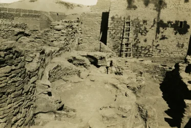 Ansicht des Handelsbereichs im Kloster St. Simeon, Assuan, Ägypten, Fotografie von Ugo Monneret de Villard