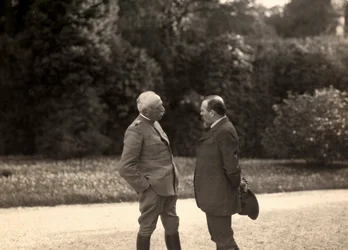 Louis Barthou spricht mit General Luigi Cadorna. Das Foto wurde im Mai 1916 während des Ersten Weltkriegs aufgenommen.