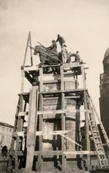 Das Reiterdenkmal „Gattamelata“ während der Restaurierung in Padua während des Ersten Weltkriegs
