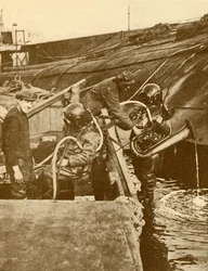 Ein Taucher mit Euphonium und Schwertern vom deutschen Kaiser versenkt in Scapa, ca. 1930