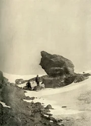 Ein großer Kenyte-Felsbrocken in der Nähe der Winterquartiere, ca. 1908, 1909