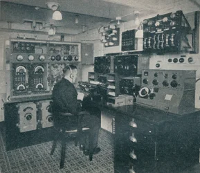 Ein Marconi-Funkoperator empfängt Funknachrichten, während die Empress of Britain den Atlantik überquert