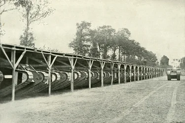 Ein Park britischer Panzer direkt hinter der Frontlinie, 1919