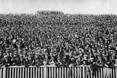 Eine Samstag-Winter-Fußballmenge, London, 1926-1927