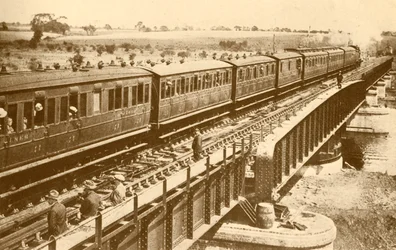 Ein Zug überquert die Brücke, ca. 1930