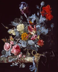 Eine Vase mit Blumen und einer Uhr