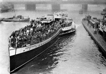 Eine Menschenmenge an einem Feiertag an Bord eines Raddampfers auf dem Weg nach Margate, London, 1926-1927