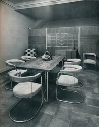 Ein Esszimmer-Set, mit Tisch und Stühlen aus Stahlrohr. Von Practical Equipment Ltd., London
