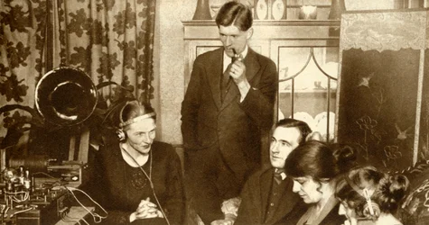 Eine Familie hört die Ergebnisse der Parlamentswahl von 1923