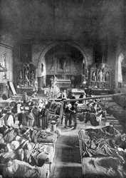 Eine Feldstation an der Front, im Kirchenschiff einer ländlichen Kirche, Erster Weltkrieg, 1915