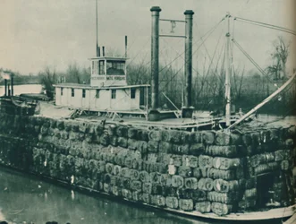 Eine volle Ladung Baumwolle ragt oft hoch über die Decks der Mississippi-Dampfschiffe, 1937