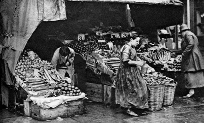 Ein Gemüsehändler der Commercial Road, London, 1926-1927
