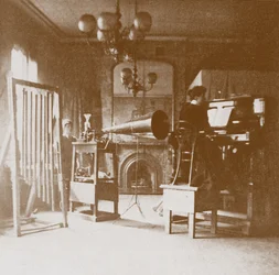 Eine Pianistin im ersten Emil Berliner Studio in London, Cockburn Hotel, 1898