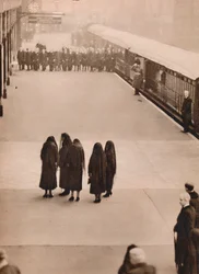 Eine einsame Gruppe königlicher Trauernder: Königin Mary mit der Prinzessin Royal, 1936