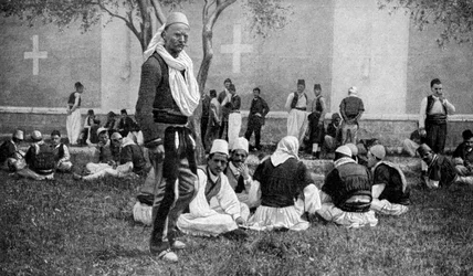 Ein Treffen von Mirdite-Bergbewohnern und ihren Stadtverwandten vor einer Kathedrale in Scutari, Türkei, 1922