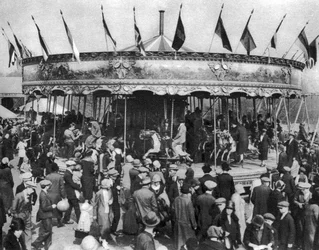 Ein Karussell, Teil eines Bankfeiertagskarnevals auf Hamstead Heath, London, 1926-1927