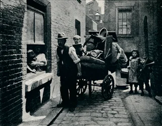 Ein Zug in Slumopolis, London, um 1901