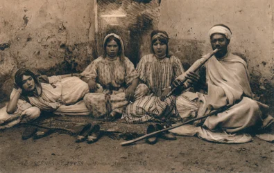 Eine Fotografie, die traditionelle arabische Menschen zeigt, um 1909