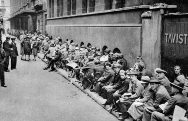 Eine Warteschlange für Premierenkarten in Covent Garden, London, 1926-1927