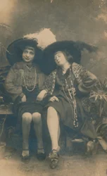 Ein Studiofoto von zwei Damen, ca. 1910