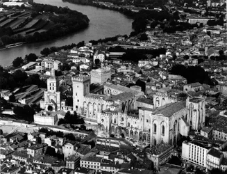 Luftaufnahme des Papstpalastes (1335-1355) und der Kathedrale Notre Dame des Doms (12. Jahrhundert). Avignon, Vaucluse