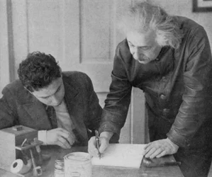Albert Einstein, deutsch-schweizerisch-amerikanischer Mathematiker und Physiker, mit einem Studenten