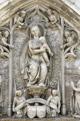 Tympanon der Schlosskapelle Amboise: Jungfrau und Kind, Amboise, Frankreich