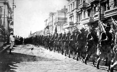 Amerikanische Truppen paradieren in Wladiwostok, Russland, 1918