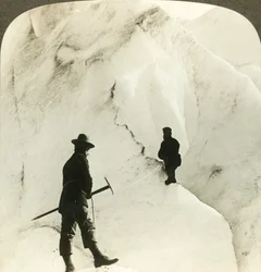 Unter Bergen und Gletscherspalten - enorme Spalten des Brigsdal-Gletschers, Norwegen, um 1905