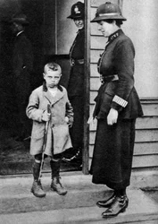 Ein Kind aus dem East End und eine Polizistin, London, 1926-1927