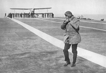 Ein historischer Anlass: König Edward nimmt seinen Fliegerhelm ab