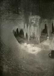 Eine Eishöhle im Winter. Fotografiert im Licht von Hurrikanlampen, ca. 1908, 1909