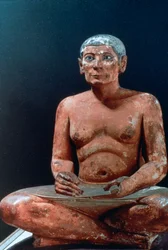 Alte ägyptische Figur eines sitzenden Schreibers, 25.-24. Jahrhundert v. Chr.