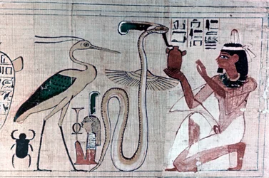Altägyptischer Papyrus des Todes, der vor einer Schlange kniet