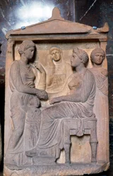 Antikes griechisches Relief, das Freunde zeigt, die sich begrüßen