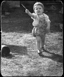 Andrew Nürnberg, Sohn des Fotografen Walter, mit Stock im Garten, ca. 1954