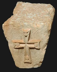Architektonisches Detail eines byzantinischen Kapitells mit einem Kreuz
