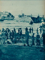 Als die Sonne am Invasionstag aufging: Mit Pickel und Schaufel wird der Weg freigemacht, 1943-44