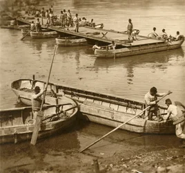 Bau einer Pontonbrücke, ca. 1914-1918
