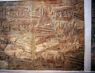 Assyrisches Relief zeigt den Transport von Holz aus dem Libanon über Wasser, Khorsabad, 8. Jahrhundert v. Chr.