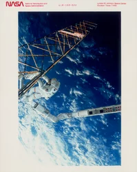 Astronaut bei EVA von der Raumfähre Atlantis, 1985