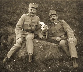 Österreichische Soldaten mit einem Hund
