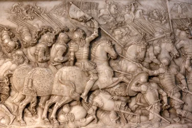 Basilika von St. Denis, Grab von Franz I. König von Frankreich und Claude von Frankreich, Relief der Stiftung, Darstellung der Schlacht von Cerisoles, hier die französische Kavallerie gegen die kaiserlichen Truppen, Saint-Denis, Frankreich