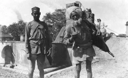 Bhistis oder Wasserträger, Agra, Indien, 1916-1917
