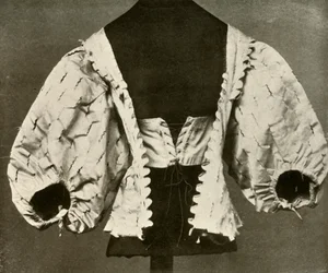 Mieder aus weißem Satin, geschlitzt und gepunktet, ca. 1620-1640, 1937