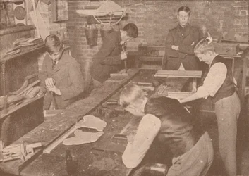 Jungen der Harrow School stellen Schienen, Krücken und andere Artikel für die Verwundeten her