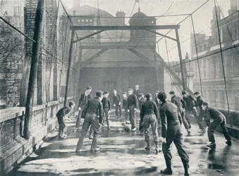 Jungen spielen Fußball auf dem Dach der St. Pauls Cathedral Choir School, London, ca. 1901