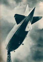 Britisches Starrluftschiff R101 an ihrem Ankermast in Cardington, Bedfordshire, ca. 1929-1937