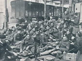 Britische Truppen bei einer Mahlzeit in einem französischen Bahnhof, um 1914