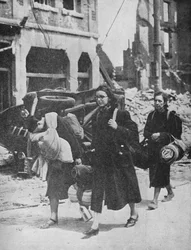 Britische Truppen halten in Louvain stand, während Flüchtlinge die Stadt verlassen, 1940